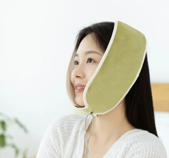 머리에 둘러 관자놀이와 턱을 함께 감싸는 데일리이즈 턱관절 찜질팩 착용 모습